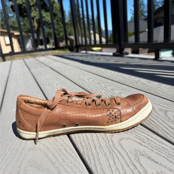 Taos Freedom Sneakers Women Size 8.5 Tan Brown Studded Lace Up Leather S… - Picture 2 of 10